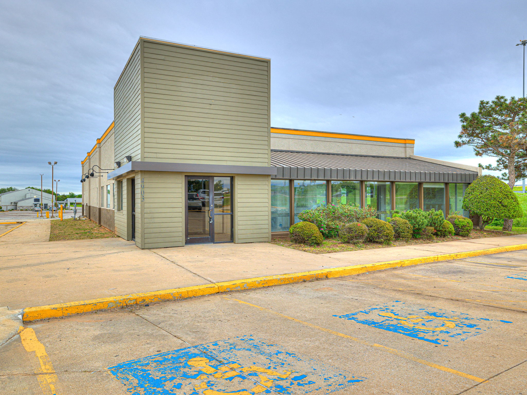 Front of 4903 N Harrison St, the former restaurant, seen from the parking lot